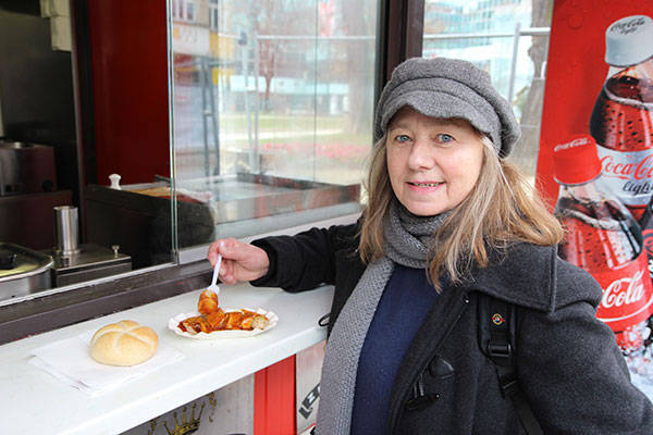 Christine beim Würstelstandtest