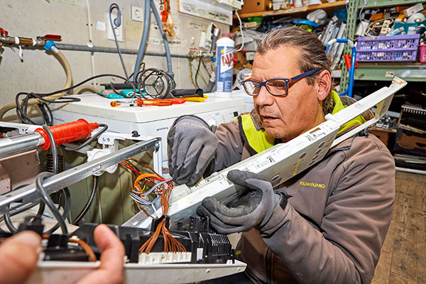 Oliver arbeitet in unserer Elektrowerkstatt